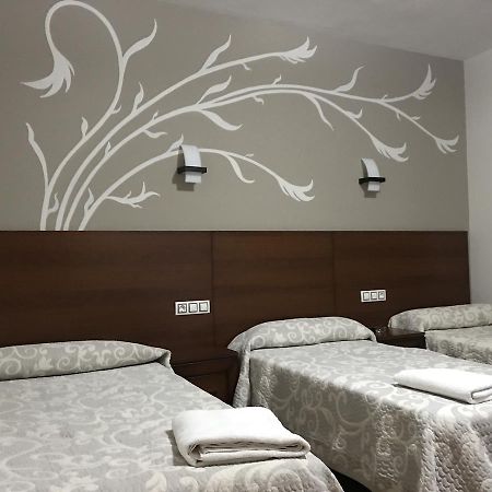 Hostal Juli San Justo de la Vega Exterior foto